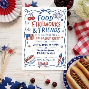Può includere: Un invito patriottico per una festa del 4 luglio. L'invito presenta illustrazioni rosse, bianche e blu di ciliegie, fuochi d'artificio, stelle e un hot dog. Il testo recita "Food, Fireworks & Friends" e include la data, l'ora e il luogo.