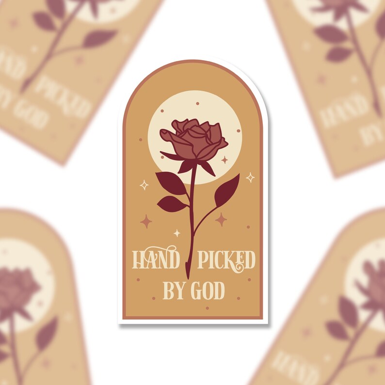 Pu&ograve; includere: Un adesivo con un'illustrazione disegnata a mano di una rosa con una luna piena dietro. Il testo "HAND PICKED BY GOD" &egrave; scritto in un font vintage.