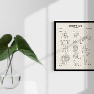 Puede incluir: Dibujo de patente en blanco y negro del traje de Iron Man. El dibujo muestra el dise&ntilde;o del traje y sus diversos componentes. El texto "IRON MAN SUIT" y "M. RETKA" son visibles en la parte superior del dibujo.