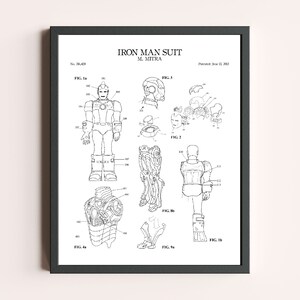 Puede incluir: Dibujo en blanco y negro de una patente para un traje de Iron Man. El dibujo muestra diferentes vistas del traje, incluyendo el cuerpo completo, la cabeza, los brazos y las piernas. El n&uacute;mero de patente es 30.430 y la fecha es 12 de junio de 2003.