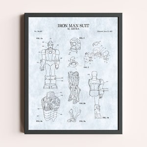 Puede incluir: Un dibujo en blanco y negro de una patente para un traje de Iron Man. El dibujo muestra diferentes vistas del traje, incluyendo el cuerpo completo, la cabeza y partes individuales. El n&uacute;mero de patente es 30.420 y la fecha es 12 de junio de 2003.