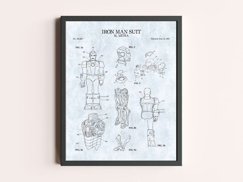 Puede incluir: Un dibujo en blanco y negro de una patente para un traje de Iron Man. El dibujo muestra diferentes vistas del traje, incluyendo el cuerpo completo, la cabeza y partes individuales. El n&uacute;mero de patente es 30.420 y la fecha es 12 de junio de 2003.