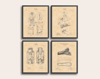 Puede incluir: Conjunto de cuatro dibujos de patentes vintage para equipo de camping. Los dibujos son en blanco y negro y presentan una mochila, una tienda de campaña, una linterna y un saco de dormir. Cada dibujo está enmarcado en negro y colocado sobre un fondo beige.