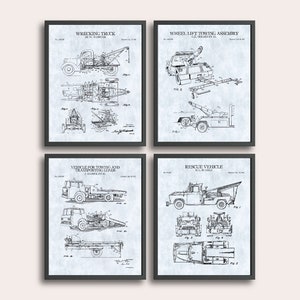 以下が含まれることがあります： 4枚のヴィンテージなブループリントスタイルの牽引車のプリントセット。各プリントは、詳細な線画とテキストで異なる牽引車のデザインを特徴としています。プリントは黒いフレームで額装されており、薄い青色の背景になっています。