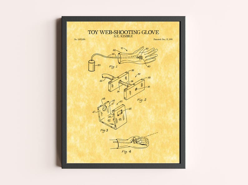 Peut inclure: Impression encadr&eacute;e d'un brevet de "Toy Web-Shooting Glove" par S.E. Kimble, avec des sch&eacute;mas d&eacute;taill&eacute;s de l'appareil. L'impression a une esth&eacute;tique vintage avec un fond jauni et des illustrations &agrave; l'encre noire, encadr&eacute;e d'une bordure noire.
