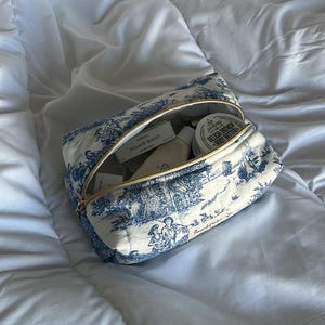Trousse de toilette: Toile de Jouy