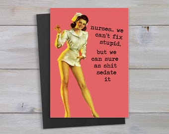 Verpleegkundigen, stommiteiten kunnen we niet oplossen.. maar we kunnen het zeker verdoven.. grappige, ongepaste pin-upgirl-wenskaart, cadeau voor verpleegkundige, CNA