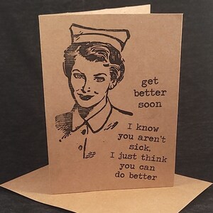 Op de afbeelding: Een bruine kaart met een zwart-witte illustratie van een verpleegster. De tekst op de kaart luidt "get better soon I know you aren't sick, I just think you can do better."