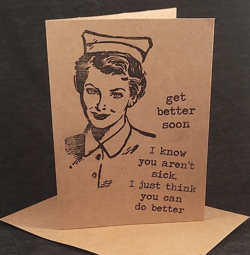Op de afbeelding: Een bruine kaart met een zwart-witte illustratie van een verpleegster. De tekst op de kaart luidt "get better soon I know you aren't sick, I just think you can do better."