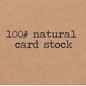 Op de afbeelding: Close-up van een bruin papieroppervlak met de tekst "100# natural card stock" in het zwart gedrukt.