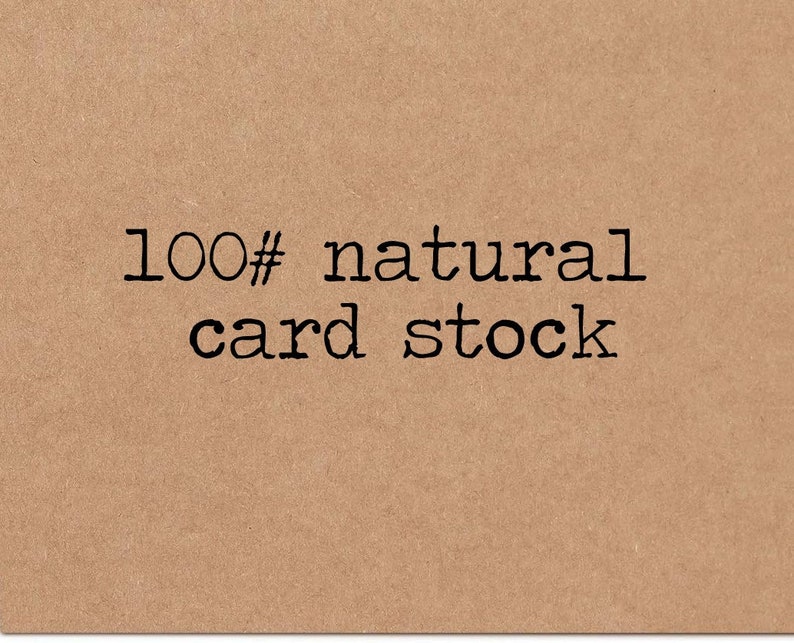 Op de afbeelding: Close-up van een bruin papieroppervlak met de tekst "100# natural card stock" in het zwart gedrukt.