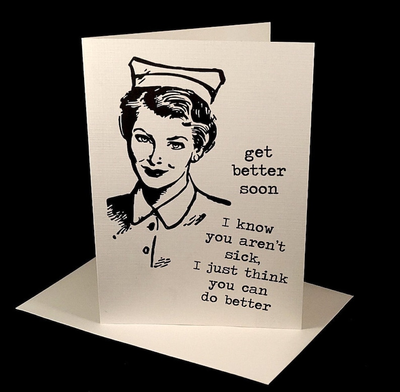 Op de afbeelding: Een zwart-witte illustratie van een verpleegster met de tekst "get better soon I know you aren't sick, I just think you can do better".