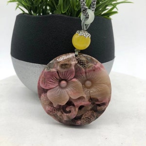 Mooie Rhodoniet hanger met dubbele roos bloemsnijwerk | Unieke hanger voor dames | Kristal snijwerk