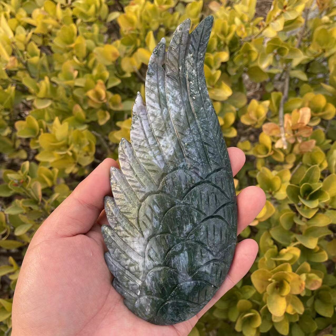 手彫りのモスアゲート天使の羽の彫刻（スタンド付き） - Etsy 日本