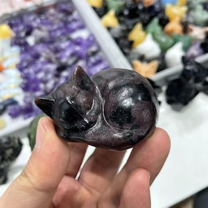 Natural Garnet Cat Carving|Healing Crystal|Crystal Sleeping Cat Carving|Crystal Animal Cat Sculpture|Handmade Gift for Women and Kids