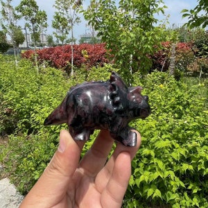 Garnet Dinosaur Carving|Crystal Animal Dinosaur Sculpture|Crystal Triceratops Statue|Healing Crystal Dinosaur Gift for Women and Kids
