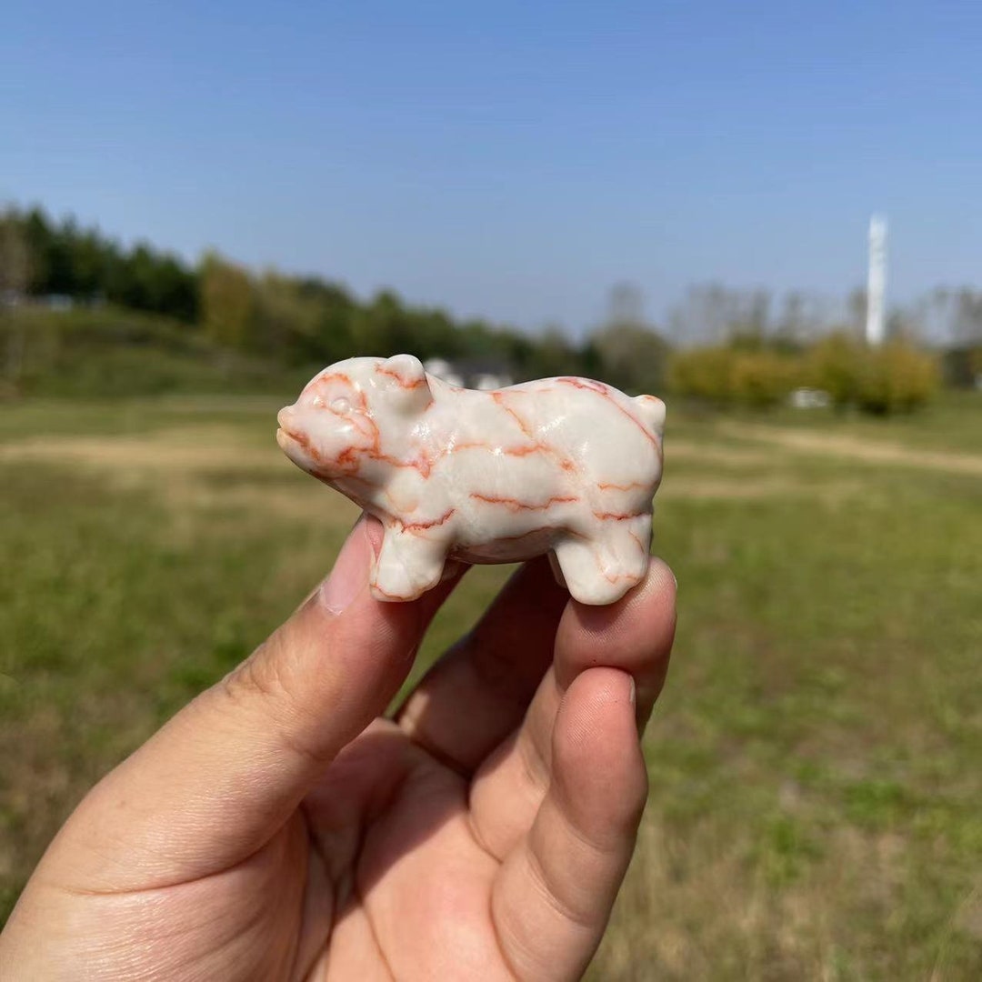 ブタの置物　天然石ジャスパー レッドスパイダージャスパーの豚の彫刻：癒しのクリスタル動物彫刻