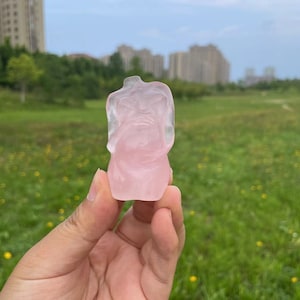 Handgesneden rozenkwarts sculptuur zwangere dame: genezende kristalsteen