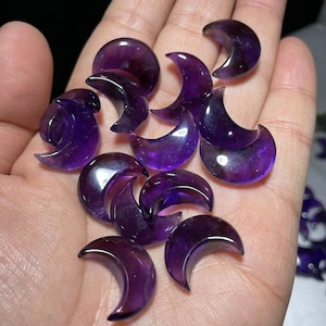 2 Stück Amethyst Mond Form Carving Heilkristall|Energie Spiritualität Modeschmuck Amethyst Mond Geschenke für Kinder Frauen und Männer