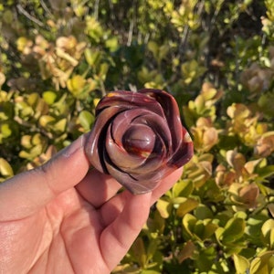 Handgeschnitzte Mookait Blumenskulptur|Kristallblumenschnitzerei|Kristallheilung|Handgemacht Mookait Blumenskulptur Blumengeschenk für Frauen und Männer