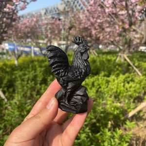 Talla de gallo en obsidiana negra: escultura animal de cristal curativo