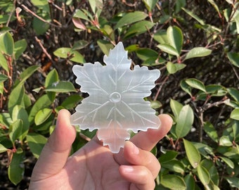 Hand Carved Selenite Snowflake: Healing Crystal CarvingCrystal Decor