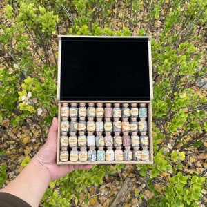 Caja de botellas con chips de cristal de piedras preciosas naturales (40 piezas), juego de botellas de piedra, viales de cristal, regalo de cristal con chips de botella de piedras preciosas para mujeres y hombres