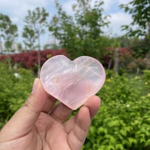 Talla de corazón de cuarzo rosa tallada a mano/Estatua de corazón de cuarzo rosa de cristal/Piedra de energía de cristal curativo/Regalo de corazón de cristal para mujeres y niños #D