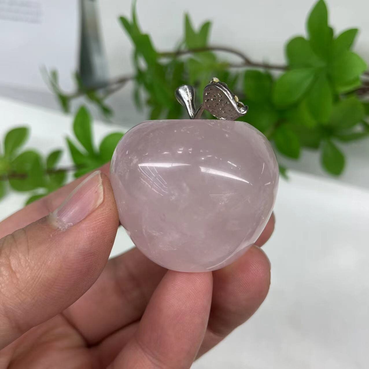 ローズクォーツアップルカービング：癒しのクリスタル彫刻 - Etsy 日本