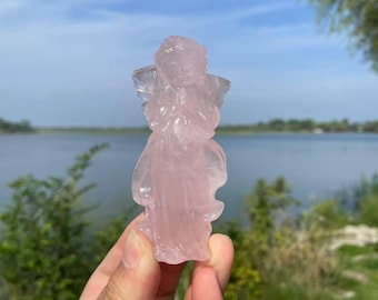 Ángel tallado en cuarzo rosa (9,7 cm) / Decoración de cristal curativo