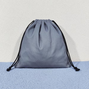 50個入りグレーコットンツイルダストバッグ、カスタムロゴ付き、卸売大型巾着ギフトバッグ、コットンクロージャーストリングポーチ、ギフト包装バルク