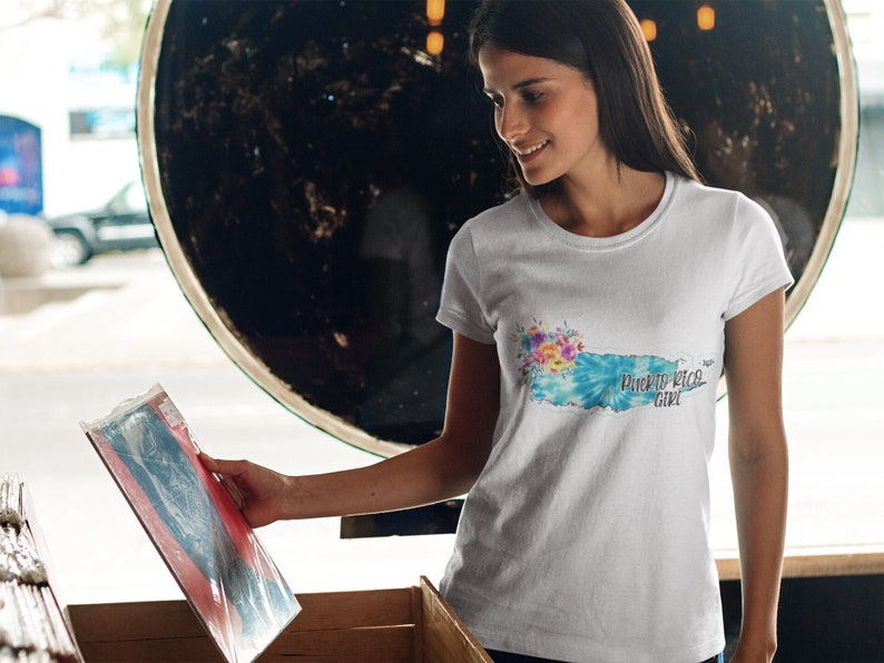 PUERTO RICO GIRL Carte T-shirt Floral Dames Classic Tee Mignon Couleurs assorties 2022 Cadeau pour elle image 1