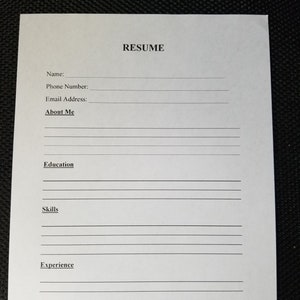 Może przedstawiać: Pusty szablon CV z nagłówkami dla imienia i nazwiska, numeru telefonu, adresu e-mail, informacji o sobie, wykształcenia, umiejętności i doświadczenia.