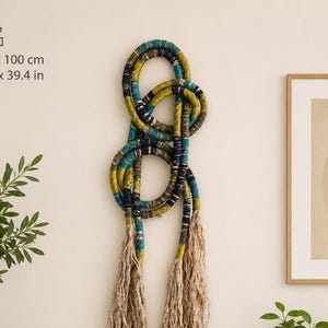 Väggkonst i juterep, bohemisk väggskulptur, väggbonad i vävd fiber, rustik textildekor, handgjord iögonfallande väggdekor