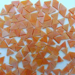 100 Stück 13mm Opak Orange Glas Mosaikfliesen, Mosaikstücke von Hand geschnitten in Form von Dreieckschnitt, Mosaikzubehör, Bastelbedarf.