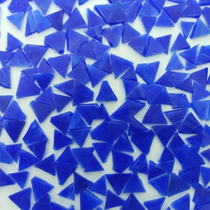 100 Stück 13mm Opak Blau Glas Mosaikfliesen, Mosaikstücke von Hand geschnitten in Form von Dreieckschnitt, Mosaikzubehör, Bastelbedarf.