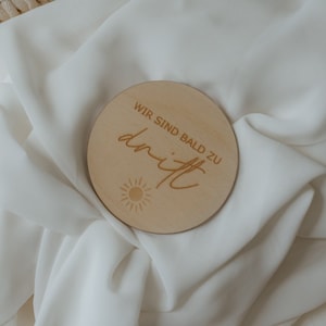 Hallo Welt, Geburtsschild, Baby Geschenk, Holzschild Baby, Meilensteinkarte Babyshooting, Wir sind bald zu dritt