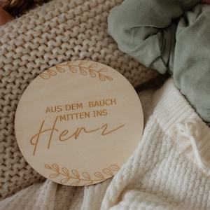 Aus dem Bauch mitten ins Herz, Hallo Welt, Geburtsschild, Baby Geschenk, Holzschild Baby, Meilensteinkarte Babyshooting