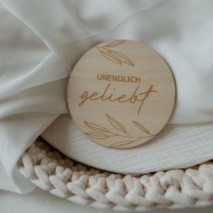 Unendlich geliebt, Hallo Welt, Geburtsschild, Baby Geschenk, Holzschild Baby, Meilensteinkarte Babyshooting