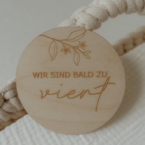 Wir sind bald zu viert, Hallo Welt, Geburtsschild, Baby Geschenk, Holzschild Baby, Meilensteinkarte Babyshooting