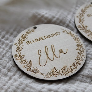 Personalisierter Blumenkind Anhänger aus Holz, Blumenmädchen / Blumenkindanhänger aus Holz, Hochzeitsdeko aus Holz, Namensschild aus Holz,