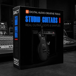 Op de afbeelding: Een zwarte rechthoekige doos voor een digitale audio sample bibliotheek getiteld DACT Digital Audio Creative Tools Studio Guitars I Real Guitar Loops & Samples. De doos bevat een afbeelding van een elektrische gitaar en een versterker.