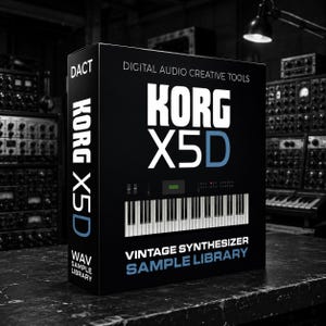 Puede incluir: Una caja rectangular negra para una biblioteca de muestras de sintetizador vintage Korg X5D. El frente presenta el texto KORG X5D, un gráfico de un teclado y las palabras DIGITAL AUDIO CREATIVE TOOLS y VINTAGE SYNTHESIZER SAMPLE LIBRARY en blanco y azul.