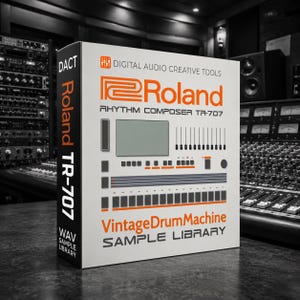 Pode incluir: Uma caixa retangular branca para uma biblioteca de samples de bateria eletrônica vintage Roland TR-707 Rhythm Composer. A caixa apresenta texto em laranja e preto, incluindo a marca, o modelo e Digital Audio Creative Tools.