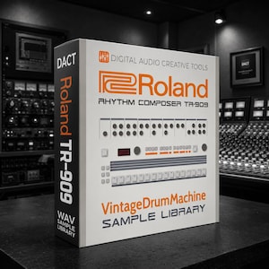 Könnte beinhalten: Eine weiße Box mit dem Branding des Roland TR-909 Rhythm Composer. Die Box hat orangefarbene und schwarze Schrift, die "Roland", "Rhythm Composer TR-909" und "Vintage Drum Machine Sample Library" lautet. Die Box befindet sich in einem Aufnahmestudio.
