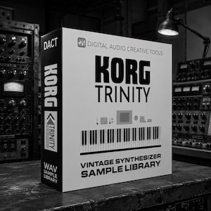 Puede incluir: Imagen en blanco y negro de una caja de producto para una biblioteca de muestras de sintetizador vintage Korg Trinity. La caja presenta el texto "KORG TRINITY" en letras grandes y en negrita, junto con la frase "VINTAGE SYNTHESIZER SAMPLE LIBRARY".
