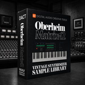 Może przedstawiać: Czarne prostokątne pudełko na bibliotekę sampli syntezatora vintage Oberheim Matrix-12. Przód zawiera biały tekst, grafikę interfejsu syntezatora oraz klawiaturę. Na górze znajduje się napis Digital Audio Creative Tools.
