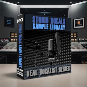 Può includere: Scatola del prodotto per una "Studio Vocals Sample Library" con un microfono e filtro antipop davanti a una parete fonoassorbente. La scatola mostra il testo "Studio Vocals Sample Library" e "Real Vocalist Series". Il marchio "DACT" è visibile.