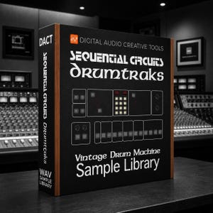 Puede incluir: Una caja rectangular negra para una biblioteca de muestras de caja de ritmos vintage Sequential Circuits Drumtraks. El frente presenta texto en blanco, un gráfico de la interfaz y el logotipo naranja de Digital Audio Creative Tools.