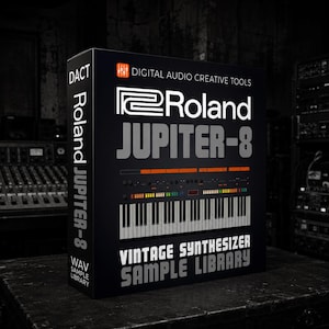Puede incluir: Una caja rectangular negra para una biblioteca de muestras de sintetizador vintage Roland Jupiter-8. El frente presenta el logotipo de Roland, el texto JUPITER-8, un gráfico de un teclado de sintetizador con botones coloridos y el texto VINTAGE SYNTHESIZER SAMPLE LIBRARY.